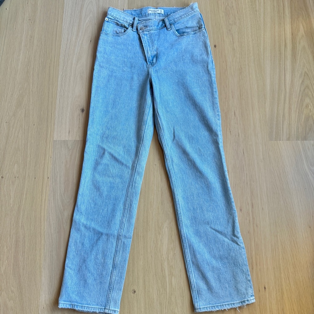 Abercrombie & Fitch 90’s straight ultra high rise with criss cross waistband.